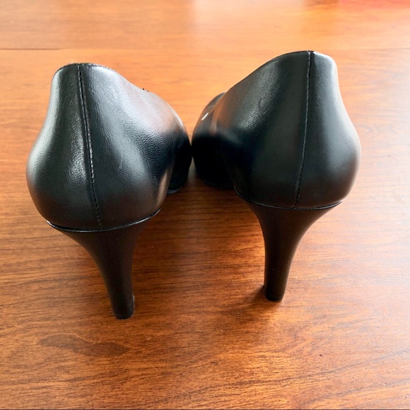 Naturalizer Michelle Black Leather Wide Width Pump - Picture 8 of 10